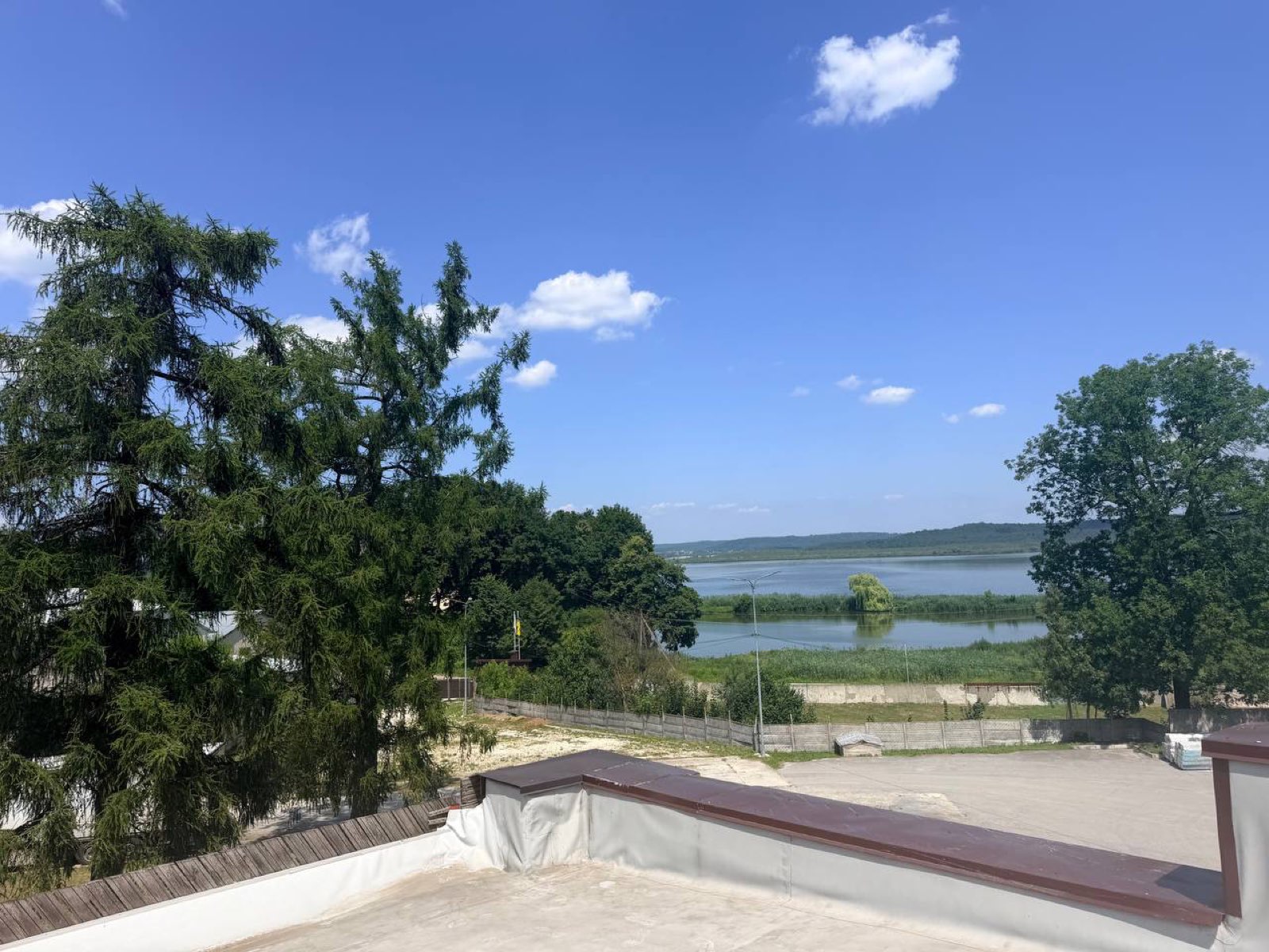 Вид на Янівське озеро