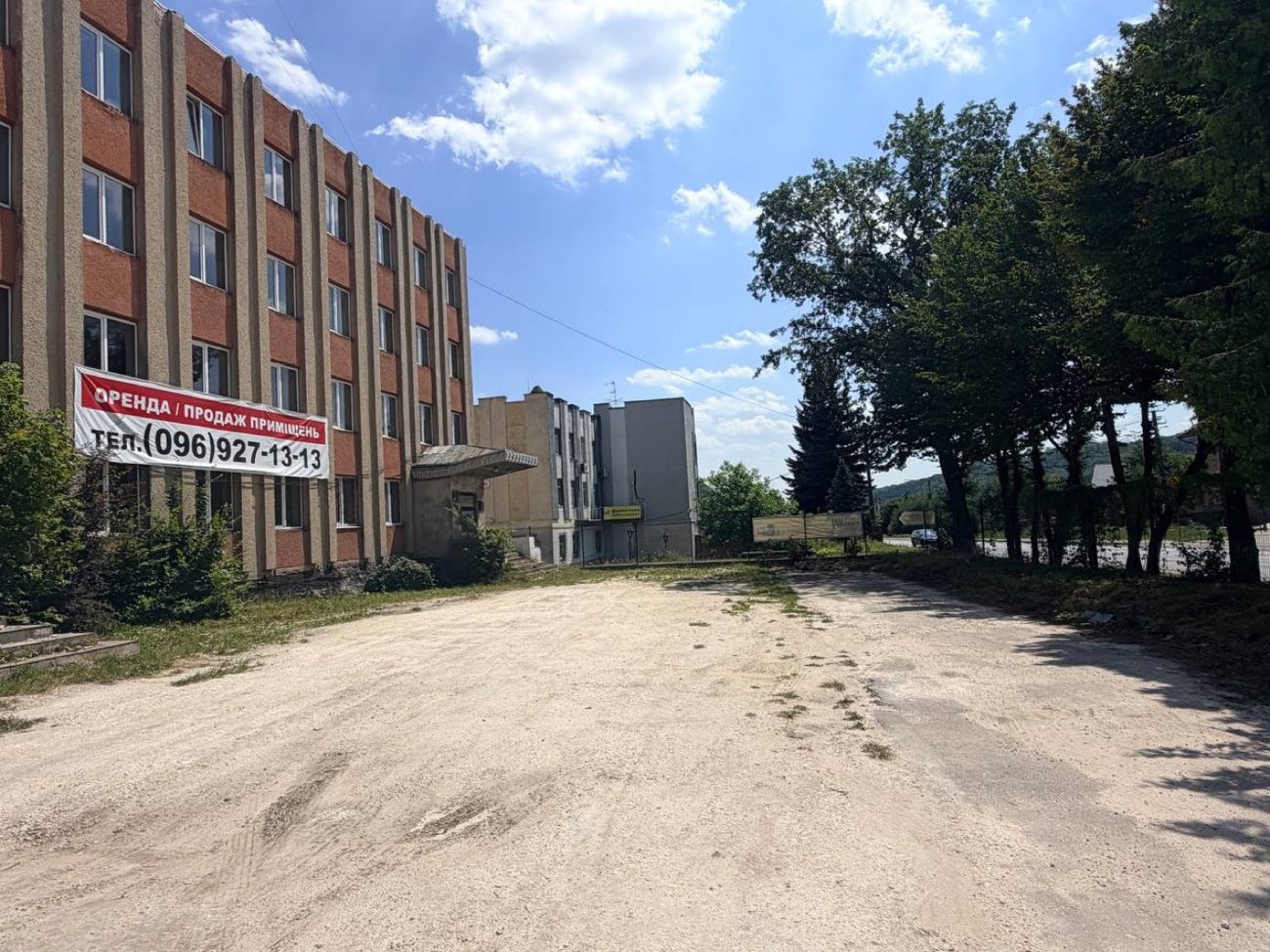 Прилегла парковка біля корпусу
